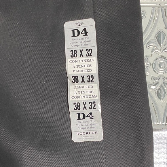 Dockers Men's Black Comfort Khaki Pleated Cuffed Relaxed Fit Pants 38x32 NWT - Picture 9 of 16